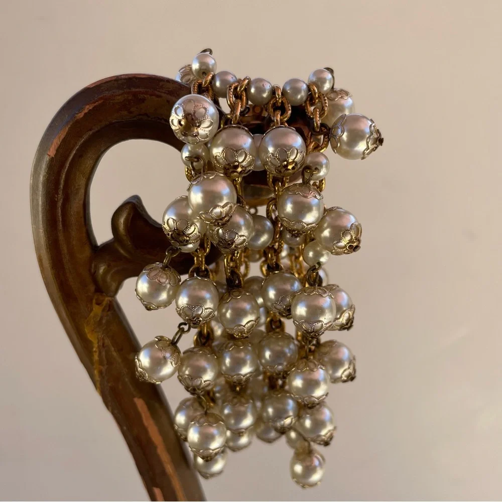 Vintage 1960s Gold Tone Faux Pearl Dangle Cluster Bracelet
